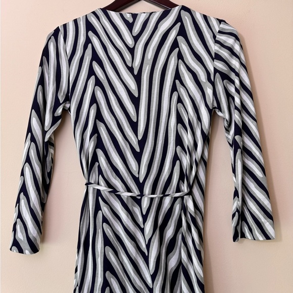 DVF Diane Von Furstenberg Naoki Navy Gray Herringbone Silk Wrap Dress Size 4 - Picture 8 of 14